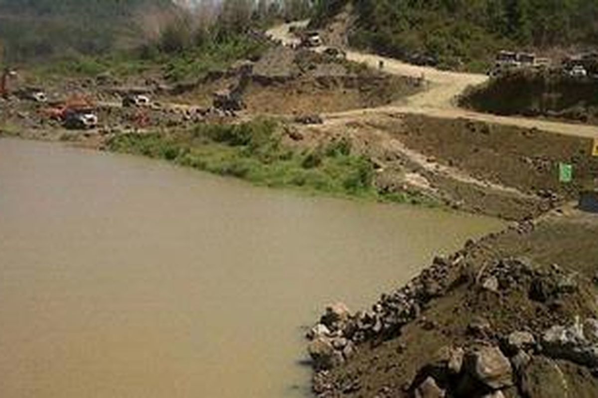 Pengerjaan penutupan aliran Sungai Cimanuk sebagai bagian pembangunan bendungan Jatigede di Kabupaten Sumedang, Jawa Barat, Rabu (3/8).