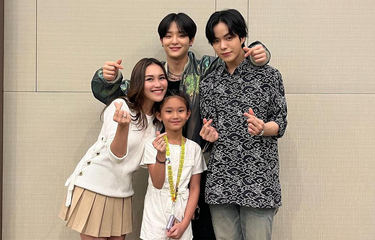 Ayu Ting Ting dan Bilqis Foto Bareng Member TREASURE