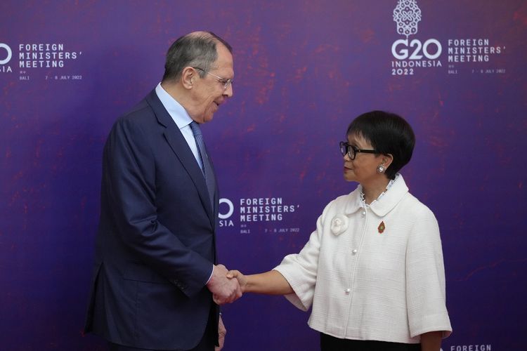Menteri Luar Negeri Indonesia Retno Marsudi (kanan) berjabat tangan dengan Menteri Luar Negeri Rusia Sergei Lavrov dalam KTT Menlu G20 di Nusa Dua, Bali, Indonesia, Jumat (8/7/2022).
