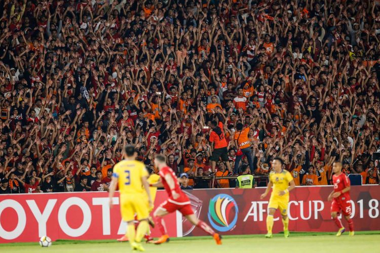 Pendukung Persija Jakarta pada laga kedua Grup H Piala AFC di Stadion Utama Gelora Bung Karno, Jakarta, Rabu (14/3/2018). Persija menang dengan skor 1-0.