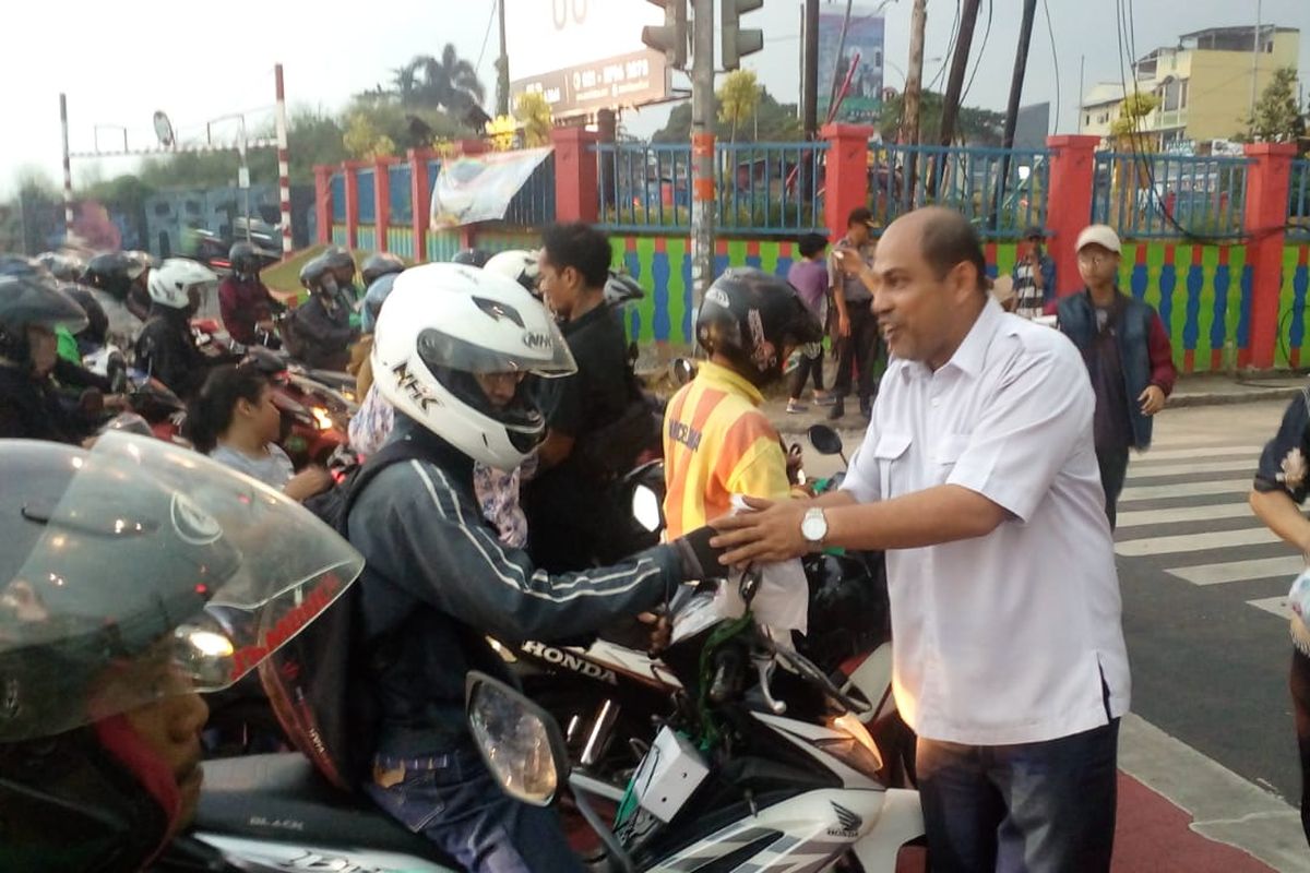 Pembagian takjil di Jalan Margonda, Depok, Rabu (15/5/2019).