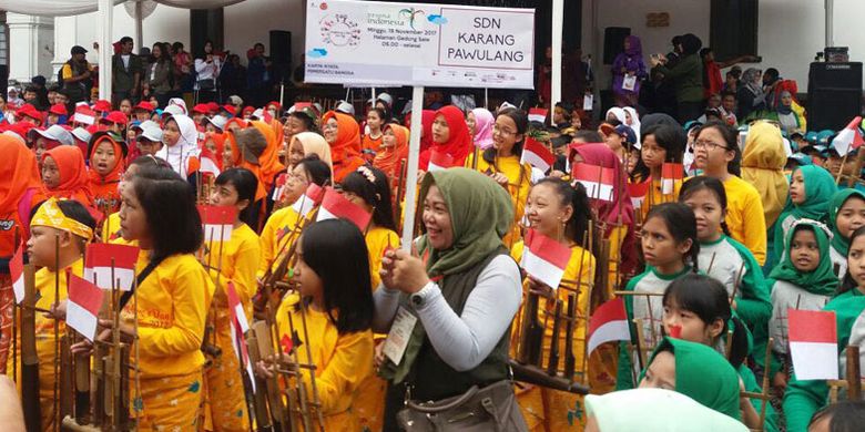 Memperingati Hari Angklung Sedunia, 6.000 pemain angklung menggelar pesta angklung di Kantor Gubernur Jawa Barat, Gedung Sate, Bandung, Jawa Barat, Minggu (19/11/2017). 
