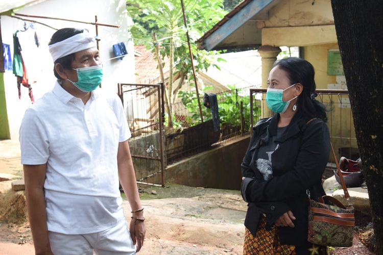 Dedi Mulyadi saat berbincang dengan Sri Mulyani, wanita tak dikenal yang tiba-tiba mendatangi rumahnya di Subang, Selasa (3/11/2020).