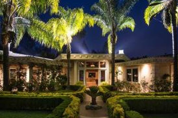Simon Cowell menjual rumahnya di Beverly Hills seharga ratusan miliar Rupiah.