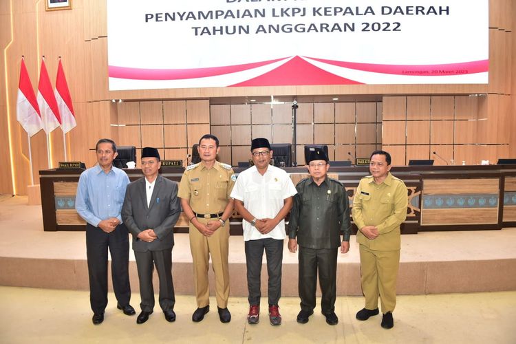 Bupati Lamongan Yuhronur Efendi (tiga dari kiri) usai menyampaikan LKPJ Kepala Daerah Tahun Anggaran 2022 dalam rapat paripurna DPRD Kabupaten Lamongan di Gedung DPRD Lamongan, Senin (20/3/2023).