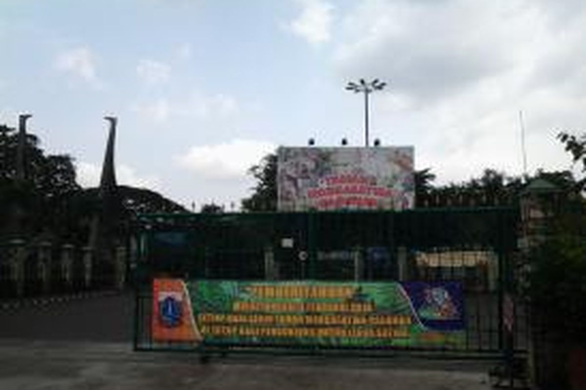 Sejak 3 Februari 2014 Taman Margasatwa Ragunan memberlakukan libur bagi satwa. Tampak spanduk pengumuman liburan hewan di pintu utara Ragunan, Senin (24/3/2014).