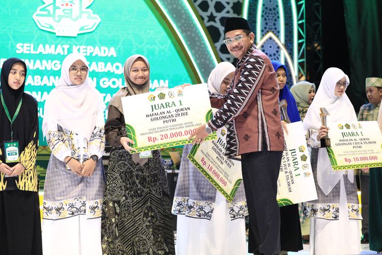 Direktur Jenderal Bimbingan Masyarakat Islam Kementerian Agama Abu Rokhmad menyerahkan juara umum Seleksi Tilawatil Qur?an dan Hadis (STQH) Nasional XXVIII Tahun 2025 yang digelar di Kendari, Sulawesi Tenggara, Sabtu (18/10/2025).
