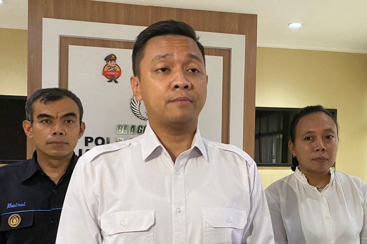 Wakasat Reskrim Polres Metro Jakarta Selatan Kompol Henrikus Yossi saat diwawancarai perihal kasus pembunuhan empat anak oleh ayahnya di Jagakarsa, Jakarta Selatan, Senin (11/12/2023).