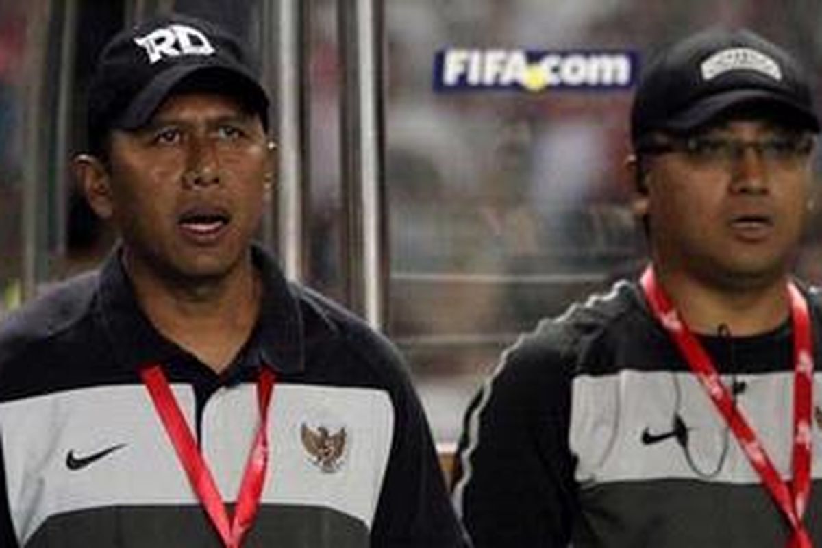 Pelatih Timnas Indonesia, Rahmad Darmawan, menyanyikan lagu Indonesia Raya saat pertandingan babak penyisihan Grup A SEA Games, cabang olahraga sepak bola melawan Malaysia, di Stadion Utama Gelora Bung Karno, Kamis (17/11/2011). Indonesia sementara memuncaki Grup A hasil tiga kemenangan beruntun, dan sudah dipastikan lolos ke babak semi final.