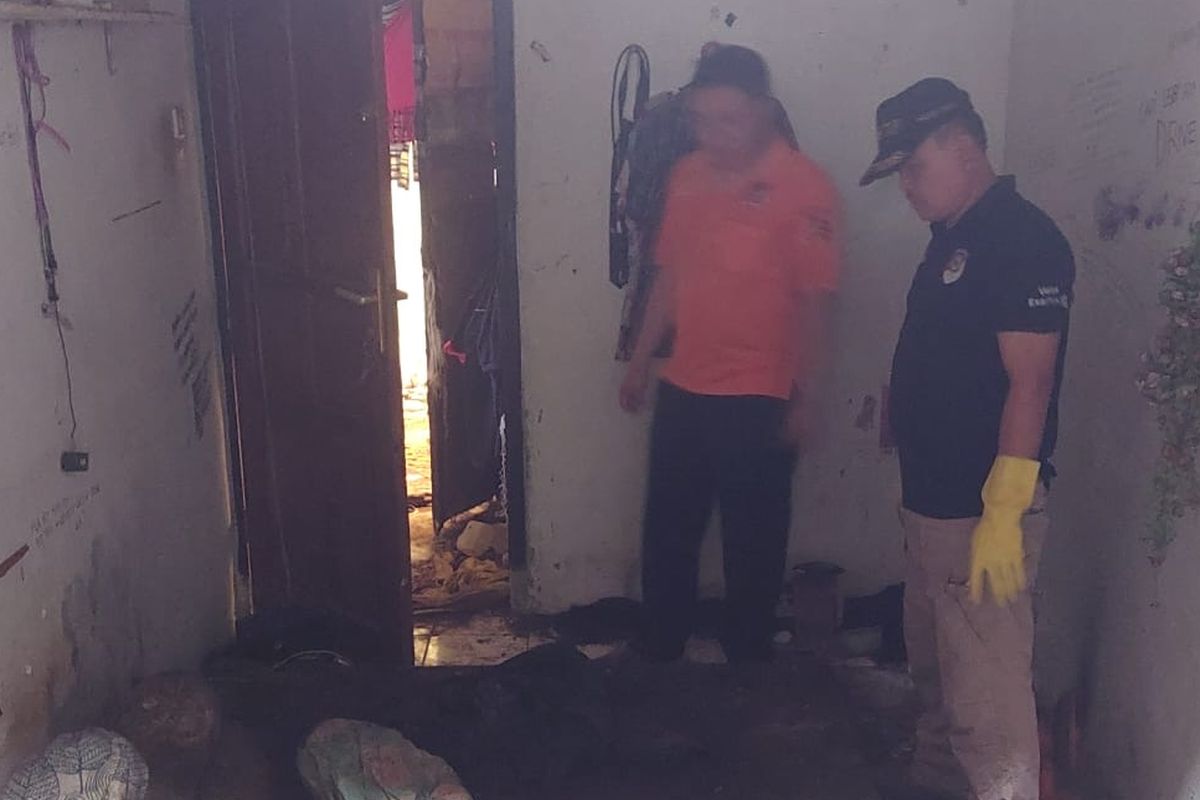 Polisi mengevakuasi dua kerangka tengkorak yang ditemukan di dalam sebuh rumah di Perumahan Tani Mulya, RT 11 RW 15, Desa Tani Mulya, Kecamatan Ngamprah, Kabupaten Bandung Barat (KBB), Jawa Barat, Senin (29/7/2024).