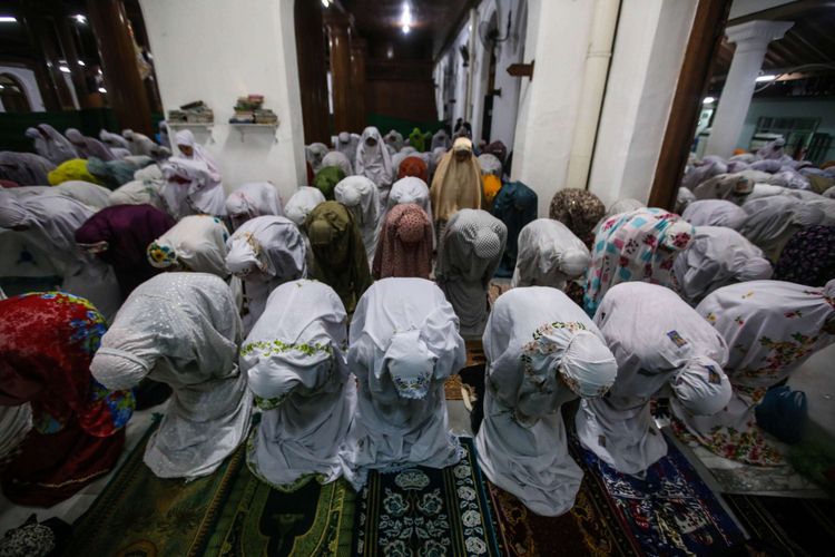 Umat Islam saat melaksanakan shalat tarawih berjamaah pertama di Masjid Sunan Ampel, Surabaya, Jawa Timur, Rabu (16/5/2018). Pemerintah menetapkan bahwa 1 Ramadhan 1439 Hijriah jatuh pada Kamis (17/5/2018).