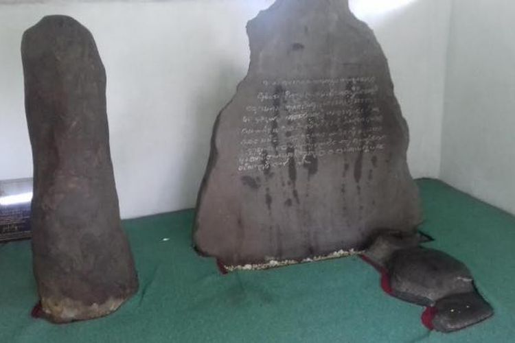 Prasasti Batutulis peninggalan Kerajaan Pajajaran yang ditemukan di Bogor, Jawa Barat.