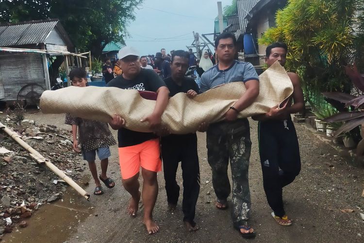 Evakuasi lansia yang meninggal dunia usai tenggelam di laut, di Desa/Kecamatan Tambak, di Kepulauan Bawean, Gresik, Jawa Timur, Jumat (24/5/2024).