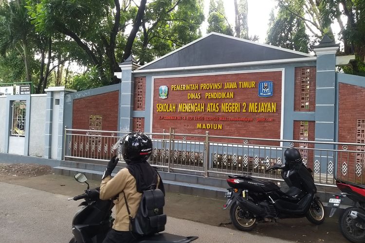 Orang tua siswa SMAN 2 Mejayan yang berada di Kota Caruban, Kabupaten Madiun, Jawa Timur keberatan dengan pungutan yang bermodus sumbangan untuk pembangunan tempat ibadah hingga pembayaran gaji guru tidak tetap.