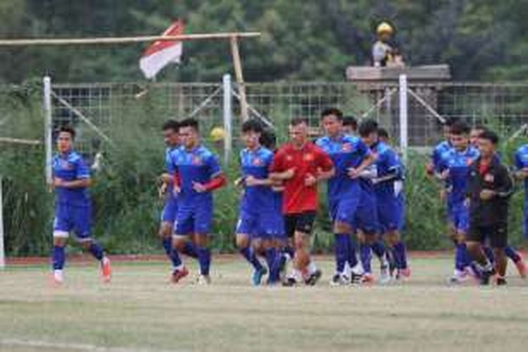 Timnas Vietnam berlatih di Stadion Pakansari Cibinong jelang pertandingan pertama semifinal Piala AFF 2016 melawan Indonesia, Sabtu (3/12/2016). 