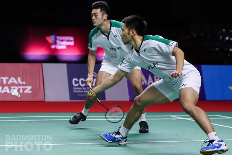 Aksi ganda putra Taiwan Lee Yang/Wang Chi Lin pada Toyota Thailand Open 2021. 