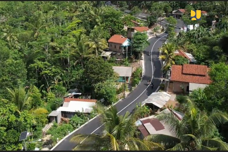 Kementerian PUPR telah menyelesaikan perbaikan jalan daerah ruas Adipala-Ayah-Jladri yang menghubungkan Kabupaten Cilacap dan Kebumen, Jawa Tengah (Jateng).
