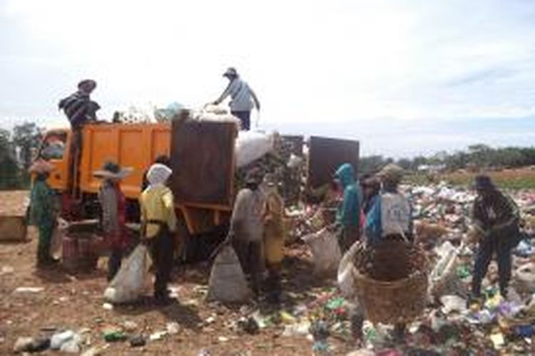 Puluhan pemulung mengais rejeki pada tumpukan sampah di Tempat Pembuangan Akhir (TPA) Air Sebakul, Kota Bengkulu