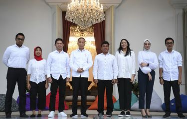 Presiden Joko Widodo (keempat kiri) bersama staf khusus yang baru dari kalangan milenial (kiri ke kanan) CEO Amartha Andi Taufan Garuda Putra, Perumus Gerakan Sabang Merauke Ayu Kartika Dewi, Pendiri Ruang Guru Adamas Belva Syah Devara, Peraih beasiswa kuliah di Oxford Billy Gracia Yosaphat Mambrasar, CEO dan Founder Creativepreneur Putri Indahsari Tanjung, Pendiri Thisable Enterprise Angkie Yudistia dan Mantan Ketua Pergerakan Mahasiswa Islam Indonesia/PMII Aminuddin Maruf ketika diperkenalkan di halaman tengah Istana Merdeka Jakarta, Kamis (21/11/2019). Ketujuh stafsus milenial tersebut mendapat tugas untuk memberi gagasan serta mengembangkan inovasi-inovasi di berbagai bidang. ANTARA FOTO/Wahyu Putro A./nz