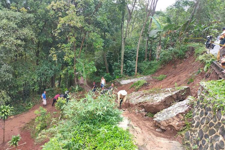 Sebuah TPT di Kecamatan Arjasari, Kabupaten Bandung, Jawa Barat ambruk akibat hujan deras yang melanda wilayah tersebut sejak pukul 12.00 hingga pukul 15.00 pada Selasa (11/10/2022)