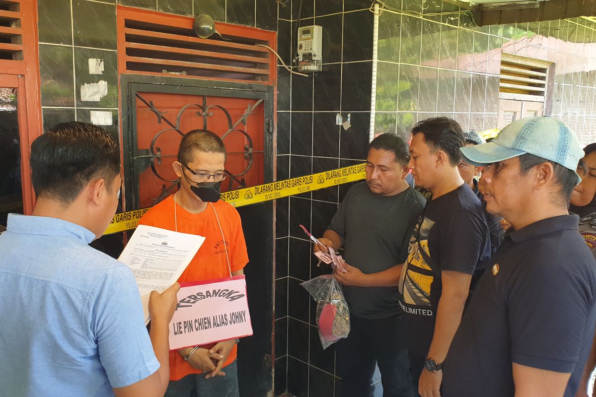 Polisi Sektor Sunggal menggelar rekonstruksi kasus Lie Pin Chien alias Johny (42) merekayasa pembunuhan istrinya, Rita Jelita Sinaga (25), seolah gantung diri di Jalan Diski Glugur Rimbun, Kecamatan Sunggal, Kabupaten Deli Serdang, Selasa (16/7/2024). 