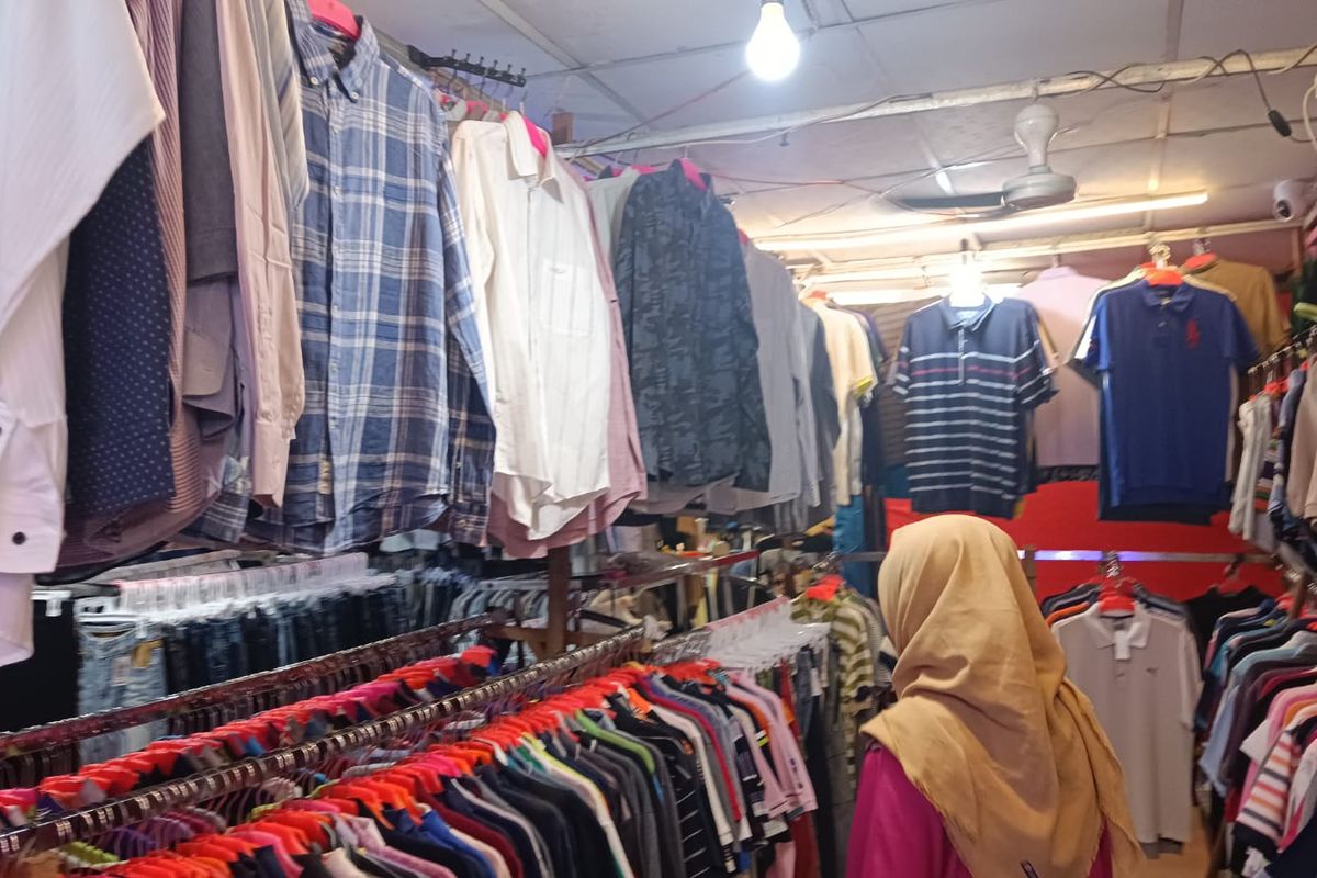 Salah satu Toko Baju Bekas Impor di Pasar Baru, Jakarta Pusat, Kamis (9/3/2023). 
