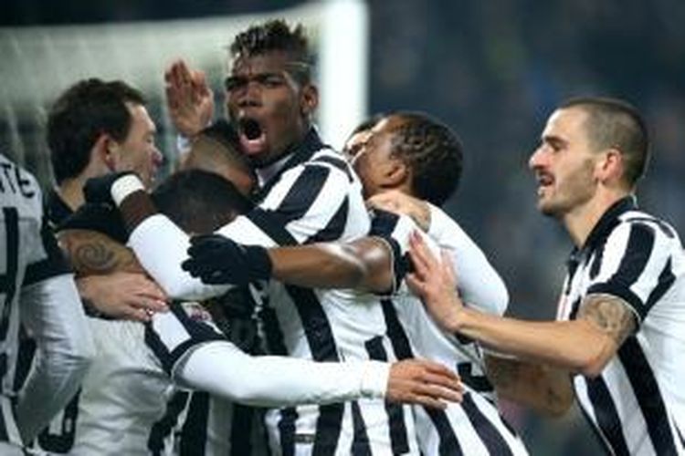 Para pemain Juventus merayakan gol ke gawang Inter Milan dalam laga Serie-A di Stadion Juventus, Turin, Selasa (6/1/2015).