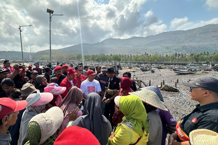 Cagub Jatim Tri Rismaharini saat bertemu dengan nelayan di Kabupaten Jember pada Jumat (25/10/2024)