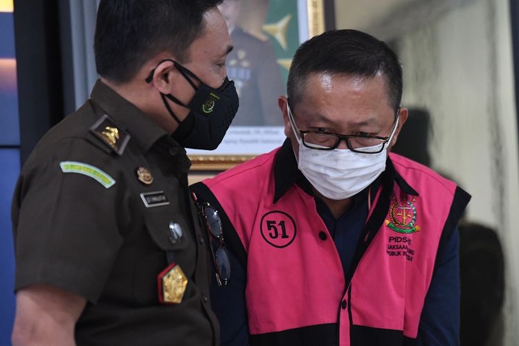 Terpidana kasus pembalakan liar Adelin Lis dihadirkan saat konferensi pers terkait pemulangannya di Kejaksaan Agung, Jakarta, Sabtu (19/6/2021). Buronan Adelin Lis yang telah telah divonis 10 tahun penjara dan denda Rp1 miliar serta membayar uang pengganti Rp119,8 miliar oleh Mahkamah Agung pada 2008 itu dipulangkan ke Indonesia oleh Kejaksaan Agung usai ditangkap di Singapura karena kasus pemalsuan paspor. ANTARA FOTO/Hafidz Mubarak A/rwa.