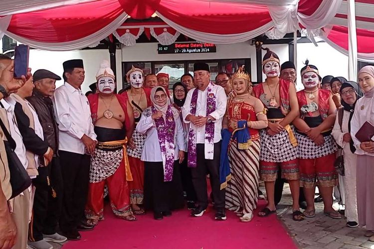 Diiringi punakawan, semar, gareng, petruk dan bagong aslon Nanik Endang Rusminiarti dan Suyatni mendaftar ke KPU Kabupaten Magetan, Rabu (28/8/2024).