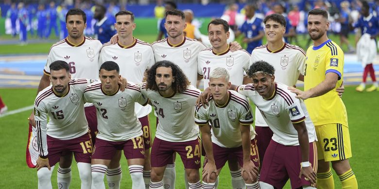 Para pemain Timnas Spanyol berpose untuk foto bersama sebelum pertandingan semifinal antara Perancis vs Spanyol dalam Piala Dunia FIFA 2026 di Stadion Dallas, Dallas, Amerika Serikat, pada 14 Juli 2026 waktu setempat.