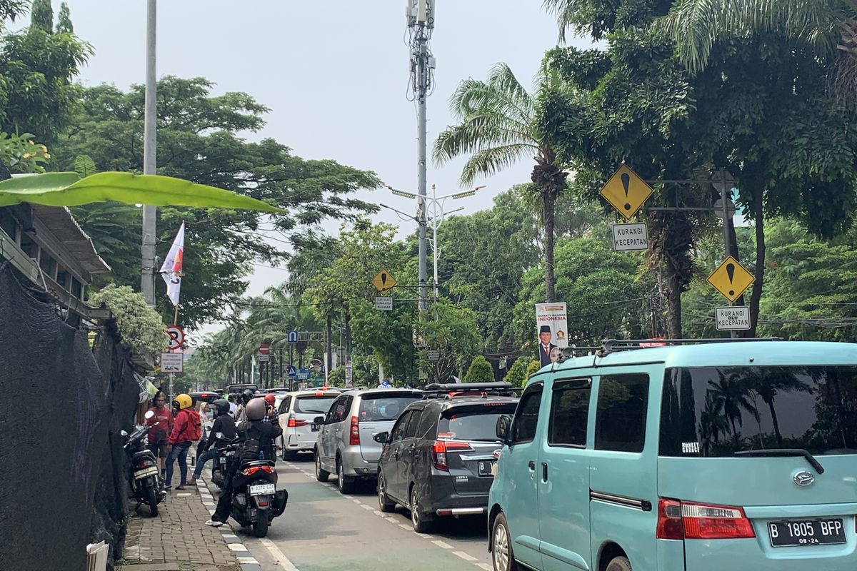 Lalu lintas di Jalan RM Harsono, Jakarta Selatan, menuju arah Taman Margasatwa Ragunan, bertepatan dengan libur Natal, Senin (25/12/2023), terpantau macet.