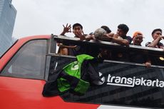 Momen Taufany Muslihuddin Tangkap Baju dan Bola Warga dari Atas Bus lalu Bubuhkan Tanda Tangan