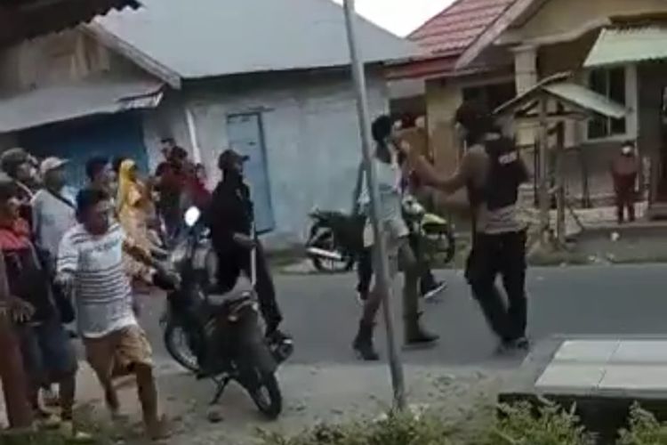 Aparat kepolisian menghalau warga Desa Wakal, Kecamatan Leihitu, Kabupaten Maluku Tengah, Senin sore (27/2/2023)