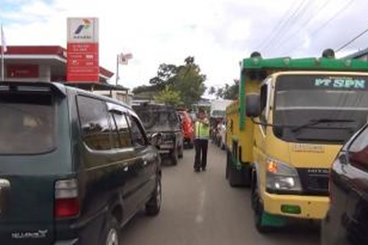 Akibat kelangkaan yang sudah terjadi ini, pihak Kepolisian yang berjaga-jaga di setiap SPBU pun harus kerja ekstra pasalnya nelayan, agen hingga sopir truk dan mobil pribadi sudah memadati SPBU dan membuat macet jalan di depan SPBU sepanjang 2 kilometer, seperti yang terjadi di SPBU No. 14.228.334 di Jalan lintas Kota Gunungsitoli menuju Teluk Dalam, senin (25/08/2014).