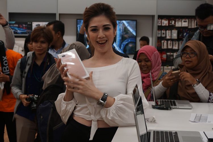 Laurencia Santoso menjadi pembeli iPhone 7 pertama di gerai iBox Central Park Jakarta, Jumat (31/3/2017).