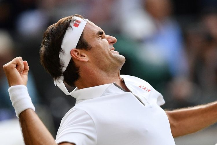 Roger Federer tampak gembira seusai memenangi pertandingan melawan Rafael Nadal pada semifinal Wimbledon 2019, 12 Juli 2019. 