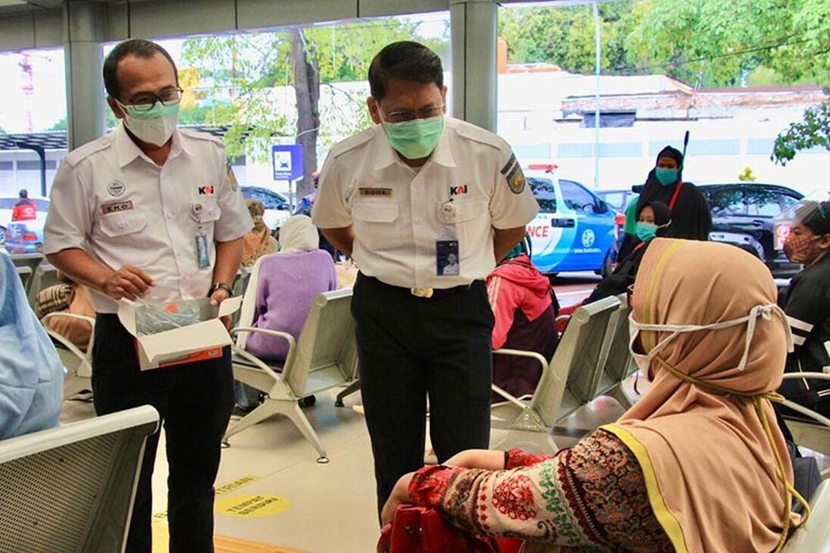 Didiek Hartantyo menemui calon penumpang KAI di stasiun. 