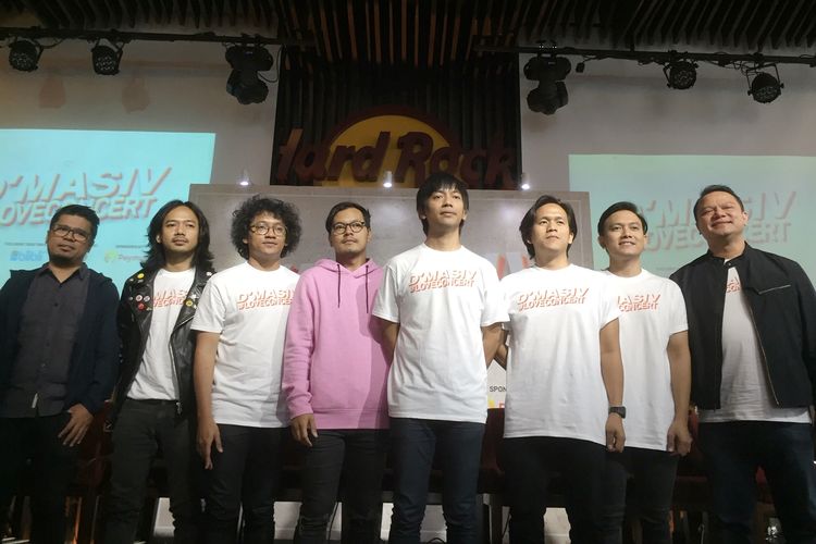 Rai, Rama, Wahyu, Kiki dan Rian yang tergabung dalam grup band DMASIV dalam jumpa pers Konser DMASIV #loveconcert yang digelar di Hard Rock Cafe, SCBD, Jakarta Selatan, Kamis (8/8/2019). 