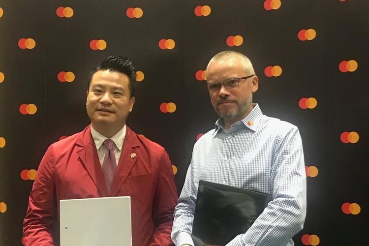 CEO Tappy Technology, Wayne Leung (kiri) dan Senior Vice President, Digital Payments and Labs Mastercard untuk Asia Pasifik, Ben Gilbey (kanan) di Singapore Expo, Tampines, Singapura, Senin (11/11/2019).