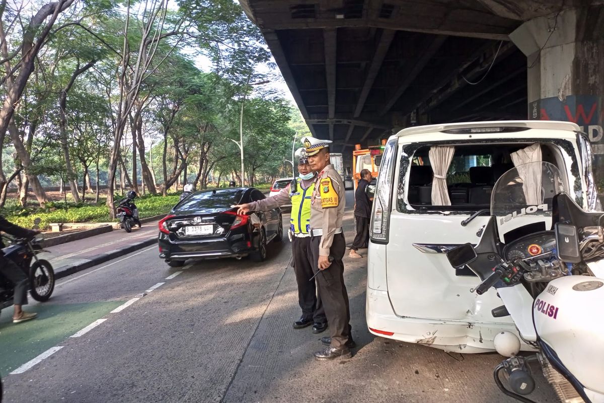 Satlantas Polres Metro Jakarta Utara sedang mengecek lokasi tabrakan beruntun di Jalan Yos Sudarso. Selasa (28/5/2024).