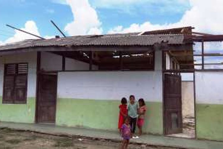 Bermain di halaman sekolah, anak-anak Dusun XV Karondak ini ingin punya sekolah yang bagus dan layak, itu mimpinya...