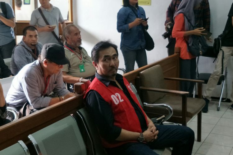 Terdakwa mantan Ketua Persatuan Artis Film Indonesia (Parfi) Gatot Brajamusti saat menjalani sidang tuntutan di Pengadilan Negeri Jakarta Selatan, Rabu (14/3/2018) sore.