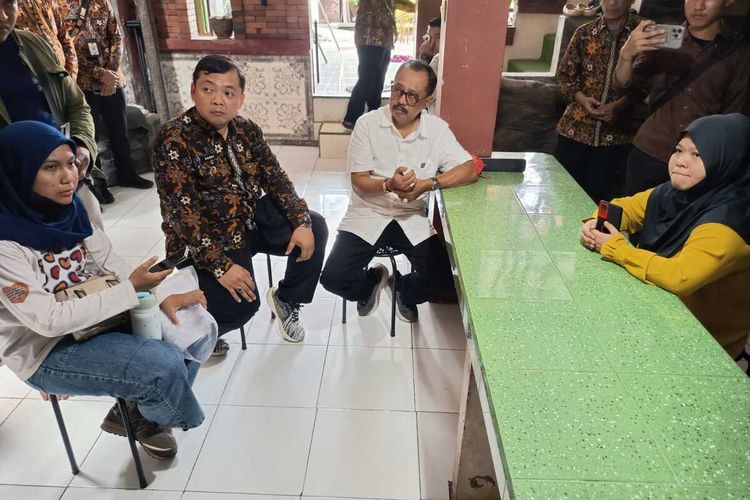 Armuji Dampingi Korban Penipuan Datangi Rumah Pemilik WO di Mojokerto