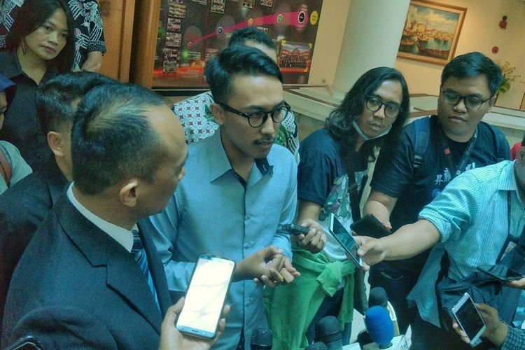 Pemilik akun Twitter @hendralm, Hendra Hendrawan, seusai bertemu Direktur Jenderal Dinas Kependudukan dan Pencatatan Sipil (Dukcapil) Kementerian Dalam Negeri Zudan Arif Fakrulloh di Pusdiklat Kepemimpinan LAN RI, Pejompongan, Jakarta Pusat, Kamis (1/8/2019). 