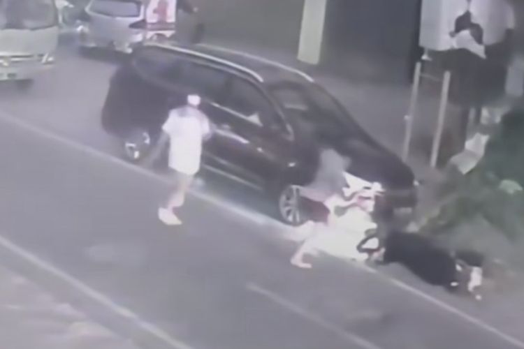 Tangkapan layar detik-detik 2 pemuda di Makassar, Sulsel, menabrak mobil milik warga karena gagal melakukan aksi freestyle