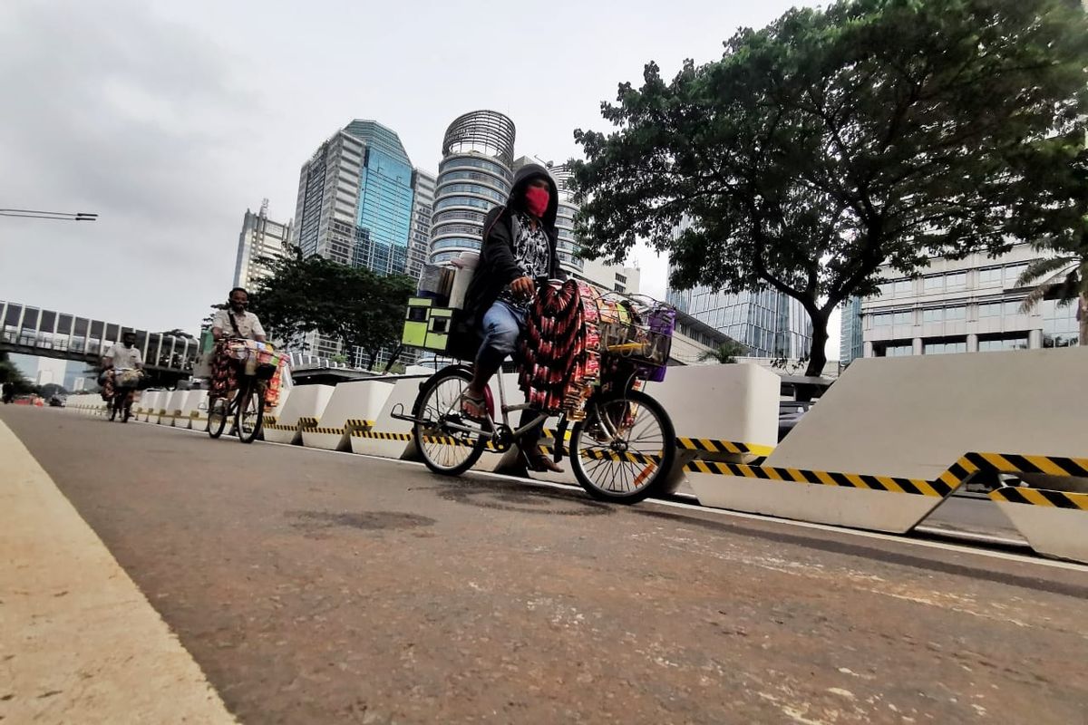 Pembatas beton bagi jalur sepeda dibangun di Jalan Sudirman-Thamrin