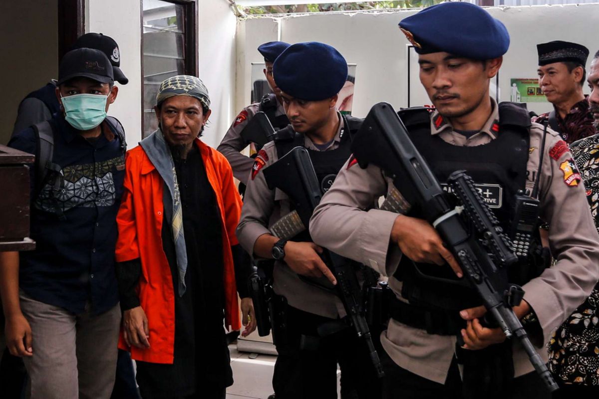Terdakwa Aman Abdurrahman alias Oman dikawal aparat kepolisian untuk memasuki ruang sidang di PN Jakarta Selatan, Jakarta, Jumat (23/2/2018). Aman Abdurrahman didakwa sebagai salah satu orang yang terlibat dalam teror bom di Jalan MH Thamrin, dan yang merencanakan atau menggerakkan orang lain untuk melakukan tindak pidana terorisme.