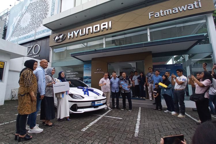 Konsumen Hyundai Gowa Fatmawati yang menang program undian Roda Keberuntungan