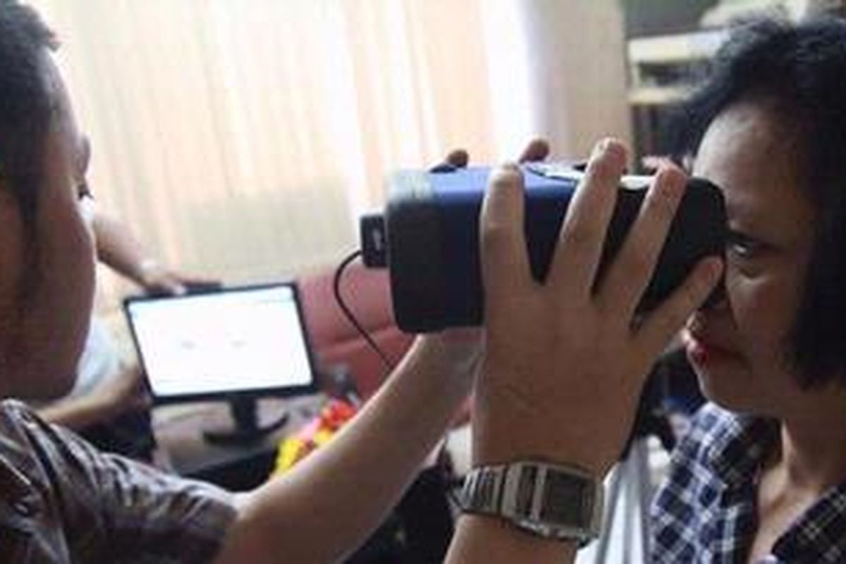 Petugas melayani warga yang  mengurus E-KTP di Kantor Kelurahan Gondangdia, Jakarta Pusat, Rabu (7/9/2011). 